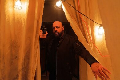 Кевин Джеймс и Кристина Риччи отбиваются от киллеров в трейлере боевика «Взвести курки»