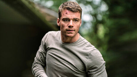 Netflix продлил многосерийный боевик «Ночной агент» на второй сезон 