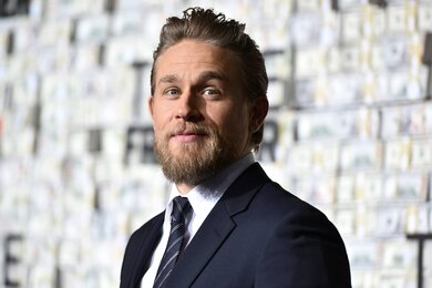 Появился первый кадр из сериала «Шантарам» с Шарли Ханнэмом