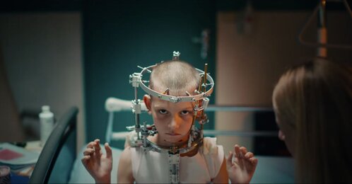 Вышел трейлер загадочного триллера «Титан» — фильм поборется за главный приз Каннского кинофестиваля