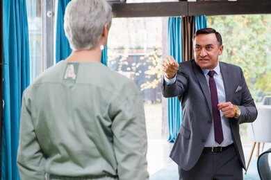 Александр Метелкин притворяется андроидом в трейлере комедийного сериала «Кибер Иван» Александр Метелкин притворяется андроидом в трейлере комедийного сериала «Кибер Иван»