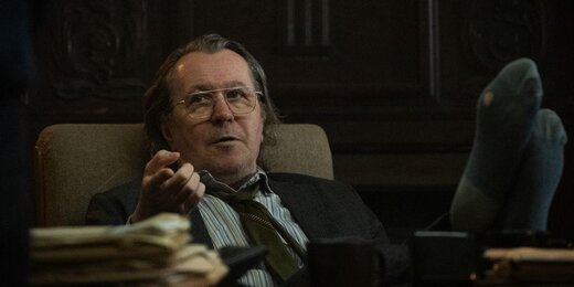 Гари Олдман руководит командой шпионов-неудачников в трейлере сериала «Медленные лошади»