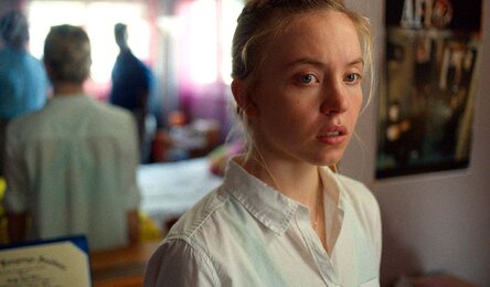 Сидни Суини подвергается допросу ФБР в тизере шпионской драмы «Реалити» Сидни Суини подвергается допросу ФБР в тизере шпионской драмы «Реалити»
