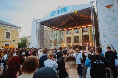 KION запускает в Санкт-Петербурге летний кинотеатр «Кинодвор гостинки» 
