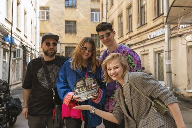 Саша Бортич продает драгоценное колье в тизере сериала «Блеск» Саша Бортич продает драгоценное колье в тизере сериала «Блеск»