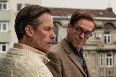 Мини-сериал «Шпион среди друзей» с Гаем Пирсом и Дэмиэном Льюисом обрел дату премьеры