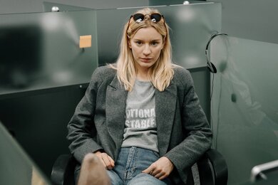 Лена Тронина погружается в свое недавнее прошлое в трейлере комедийного сериала «Аврора» 
