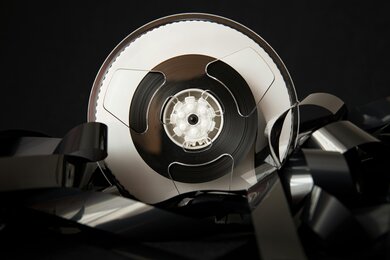 Застывшая история: выставка «Пропавшие в кинохронике» в павильоне «Ленфильма»