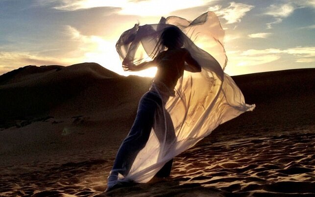 «Танцующий в пустыне»: Рецензия Киноафиши