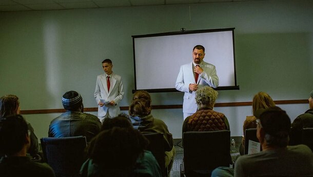 «Свободные люди»: Рецензия Киноафиши