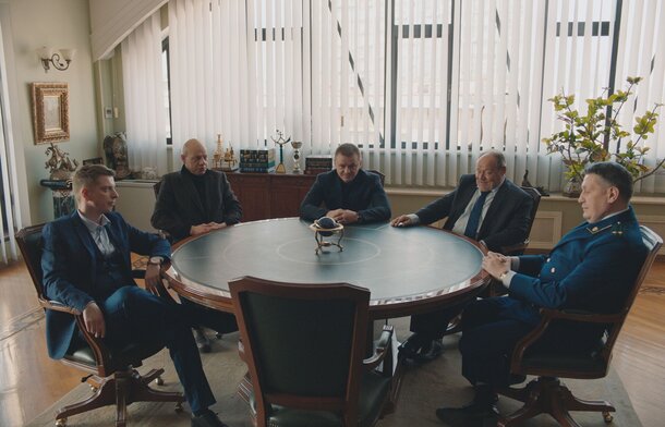 Несчастный госслужащий встает на путь праведника. Несчастный госслужащий встает на путь праведника.