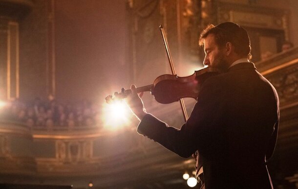 Детективная драма о дружбе, холокосте и прекрасной музыке, способной подарить освобождение. Детективная драма о дружбе, холокосте и прекрасной музыке, способной подарить освобождение.