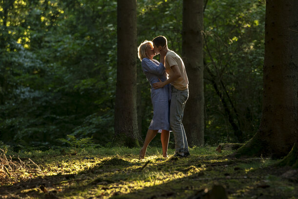 Денис Виленкин разбирается с новой драмой о запретной страсти. 