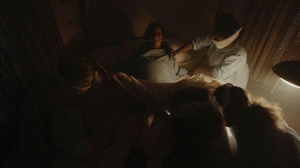 Семейная пара разбирается в отношениях на фоне банального ужастика. Семейная пара разбирается в отношениях на фоне банального ужастика.