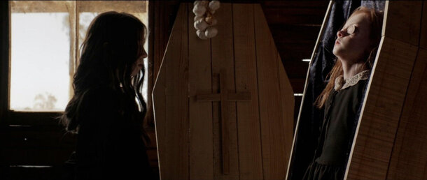 Неоднородный классический хоррор, который стоило бы выпустить на Хэллоуин. 