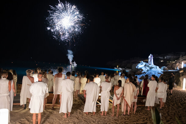 Кино о всех плюсах и минусах жизни алчного миллиардера. 