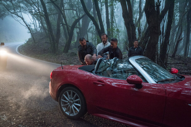 Румынская криминальная комедия с уникальным звучанием. Румынская криминальная комедия с уникальным звучанием.