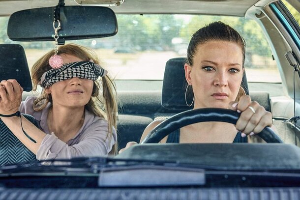 Романтическая, но вполне приземлённая немецкая комедия про двух отчаявшихся женщин и одно отчаянное ограбление ювелирного магазина. Романтическая, но вполне приземлённая немецкая комедия про двух отчаявшихся женщин и одно отчаянное ограбление ювелирного магазина.