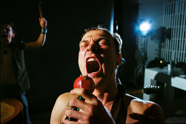 Панк-сказка Михаила Местецкого про героя, который вышел из комнаты и совершил ошибку. 