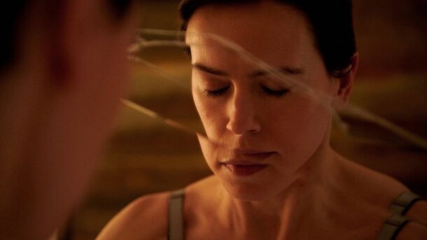 Супружеский нуар, тонко передающий психологическое состояние обманутой жены в исполнении Дейзи Ридли. 