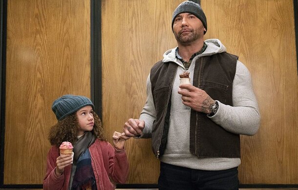 Дэйв Батиста не смотрит на взрывы и обучает шпионажу девятилетнюю девочку. 