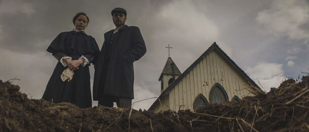 Развлечений в деревне не так много: сходить на проповедь, последить за хозяйством да поохотиться на ведьм. Развлечений в деревне не так много: сходить на проповедь, последить за хозяйством да поохотиться на ведьм.