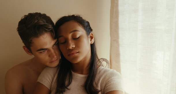 Слезливая подростковая драма о любви в условиях экономического кризиса. Слезливая подростковая драма о любви в условиях экономического кризиса.