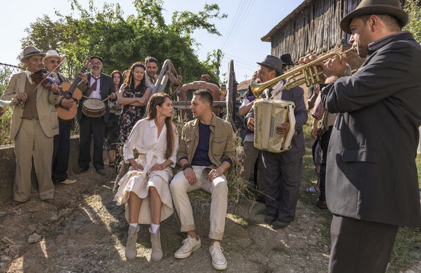 Новый отель со щепоткой сербского антуража, сохранивший знакомых героев и старые проблемы. Новый отель со щепоткой сербского антуража, сохранивший знакомых героев и старые проблемы.