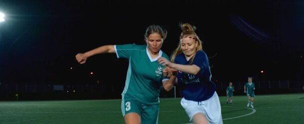 Обаятельные барышни ищут себя и доказывают, что футбол не только для мужиков. 