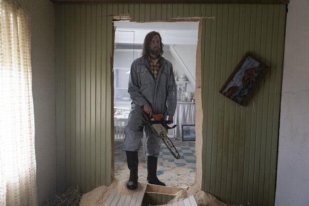 Нордическая комедия о чудаке, влюбленном в родную деревню, соседку и динамит.  Нордическая комедия о чудаке, влюбленном в родную деревню, соседку и динамит.