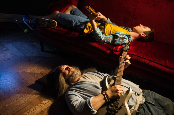 Очень простое и доброе кино, принципиально обходящее все острые темы. 