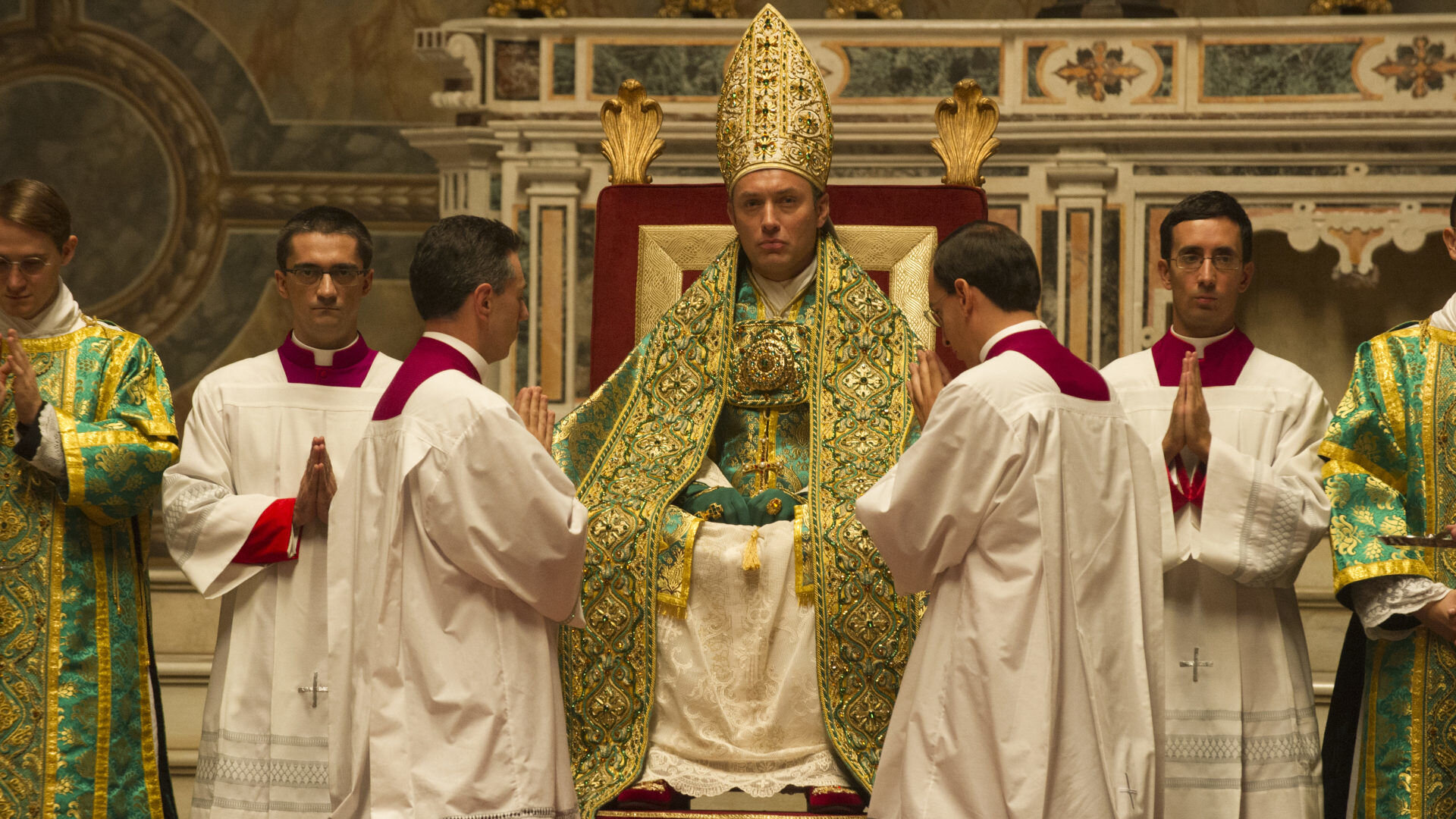 Новый папа первый. Джуд Лоу папа Римский. Ленни Белардо папа Римский.