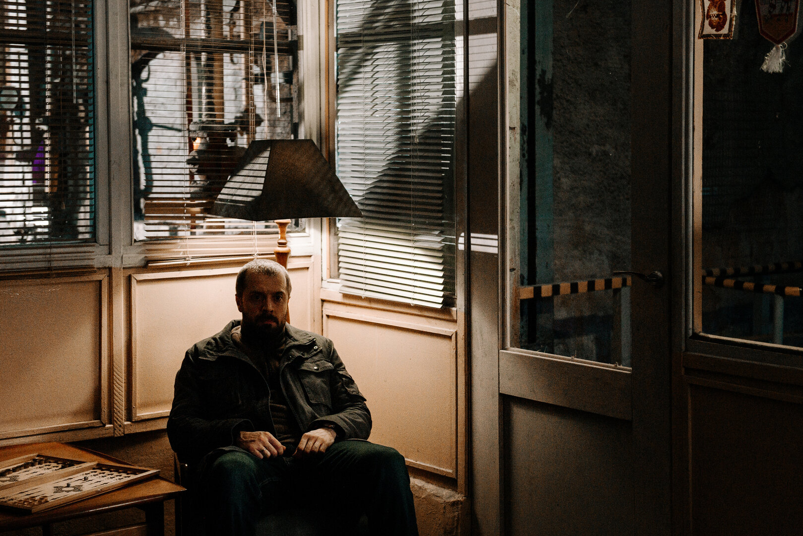 Это и есть настоящее кино: критики назвали 5 лучших российских сериалов 2025 года — «Хроники русской революции» в списке «Бар „Один звонок“» (2025)