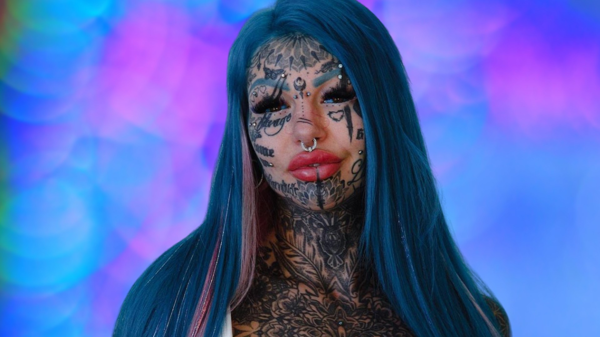 Девушка полностью покрыта татуировками