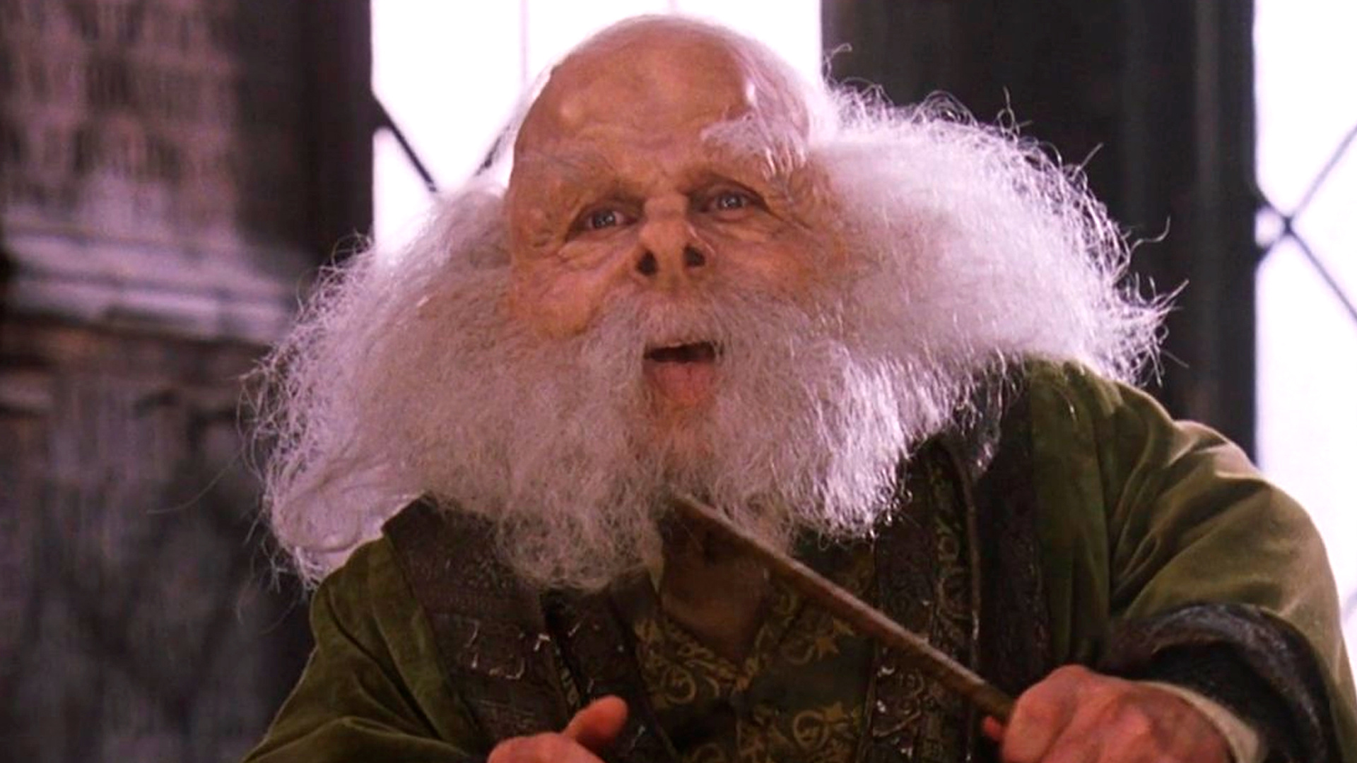 Әйелі бейтаныс адамдарға киска көрсетеді