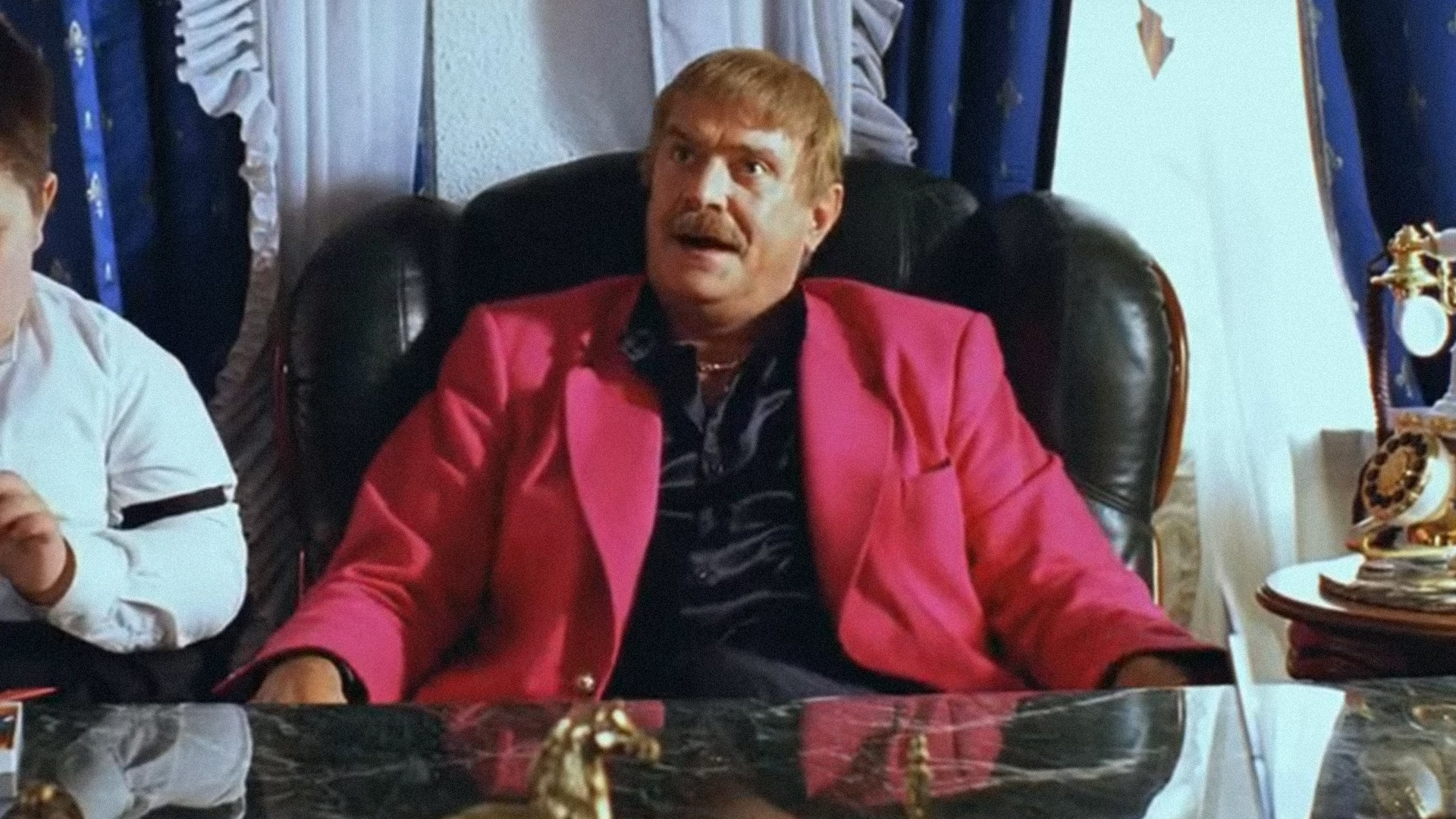 Бір қызды дәретханаға қамап, екі ер адам тесігінен ұрып жіберген. Порно видео