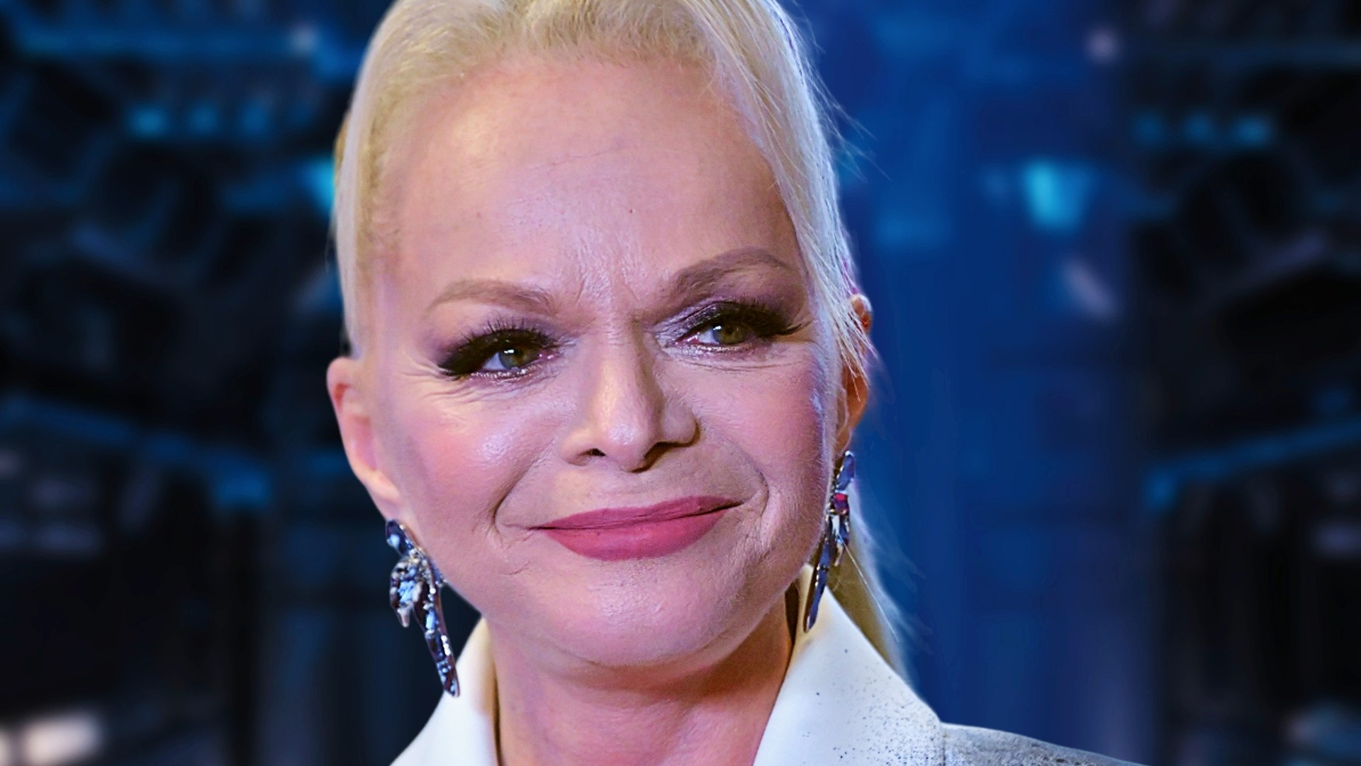 Голден канедо певица. Любимая бесценная родная. Август прю тайна мунакра. Всегда не могут быть долина. Ромашковая долина смешариков ночью.