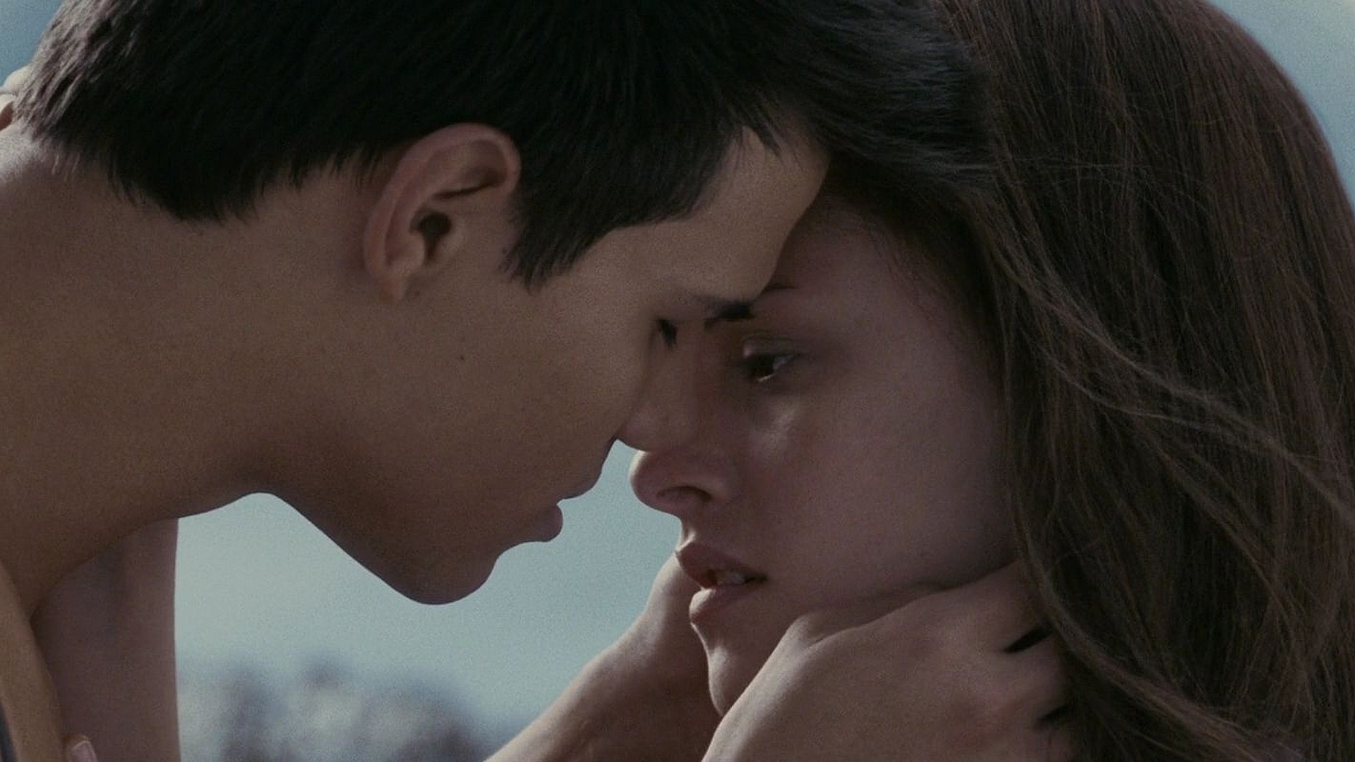 Әйелін ұрсып жатқан топтық видеоны қараңыз.