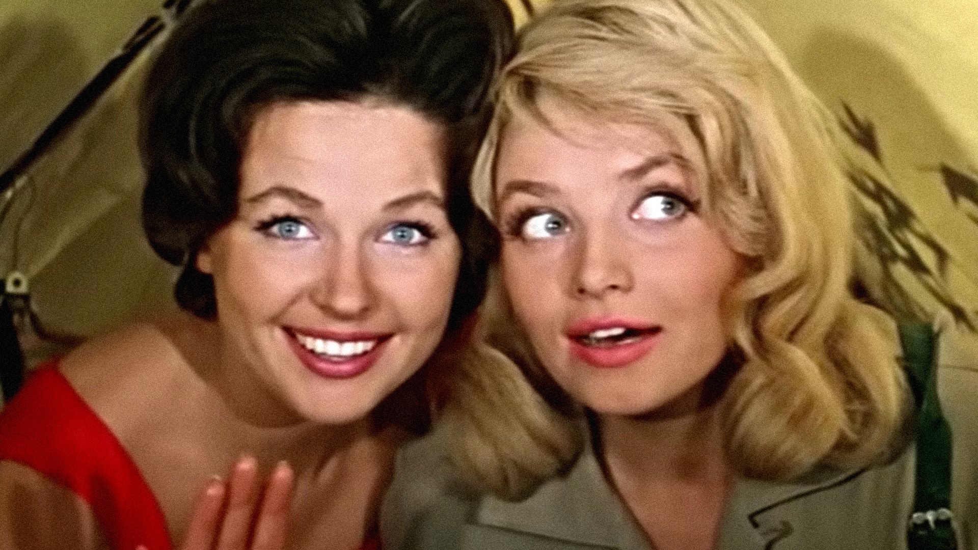 Наташа и Зоя не так просты: эту деталь зря игнорируют в фильме «Три ...