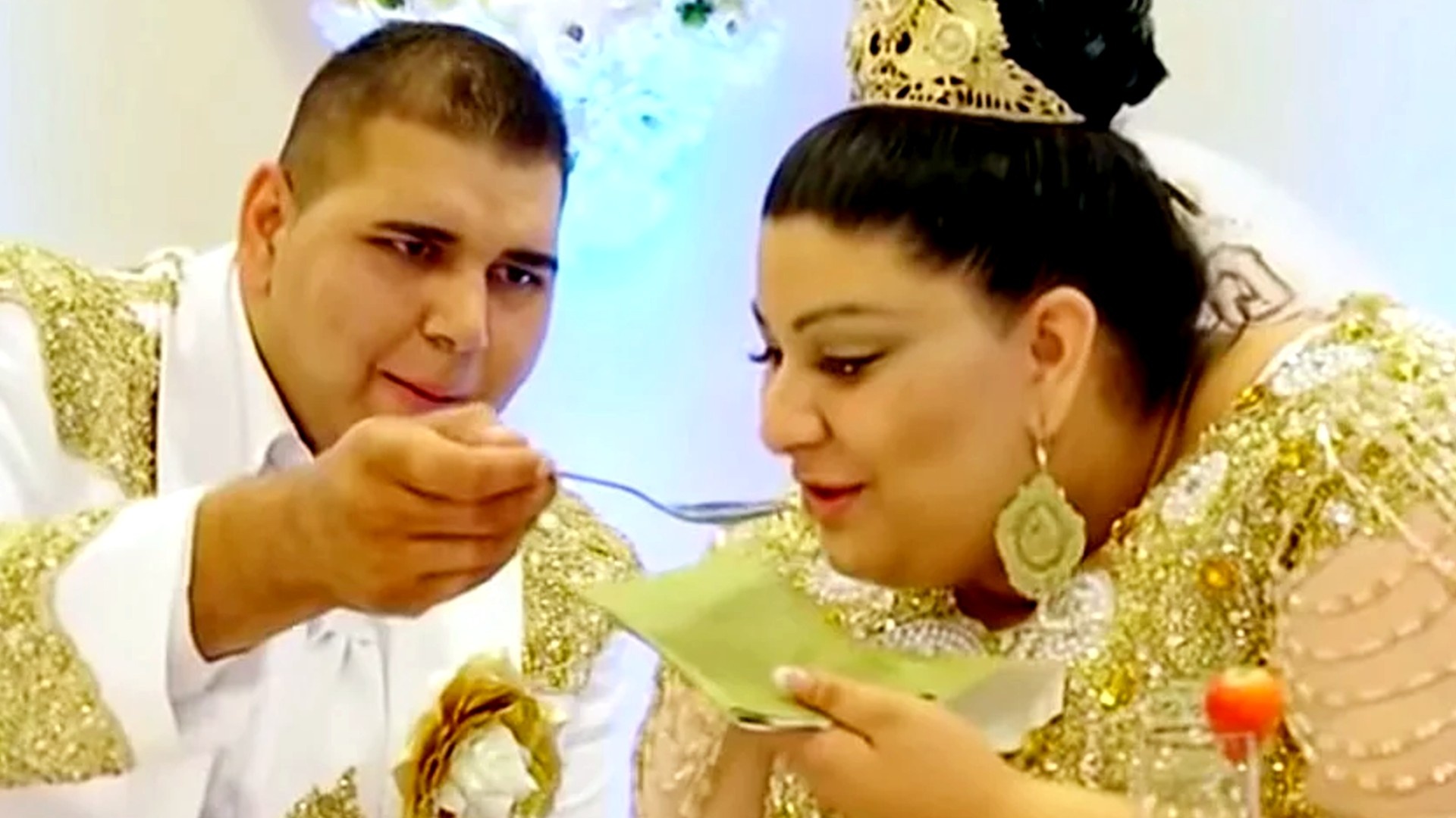 Цыганская свадьба 2024 год. Цыганская невеста. Цыганские прически. Торт на цыганскую свадьбу.