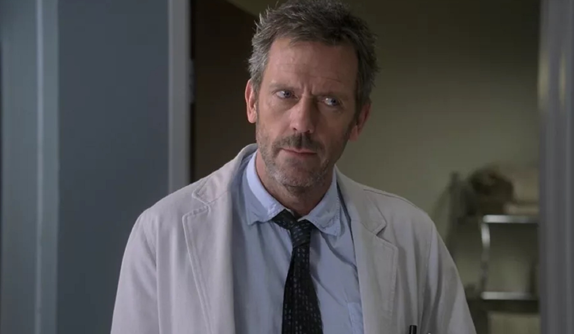 Доктор лай. Киану ривз доктор. Врач мужчина. Дрейк раморе. Врач за столом.