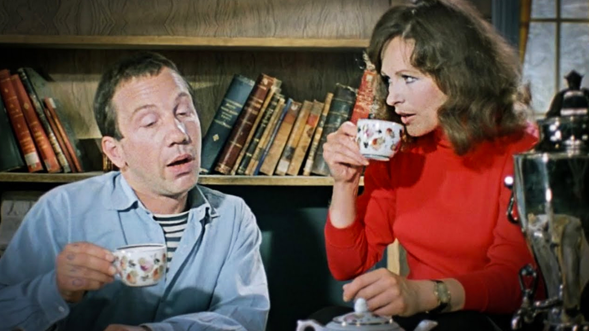 Вот у него есть. У меня один знакомый тоже ученый три класса. Вот у него есть. Крамаров джентльмены удачи. Вот у него есть.