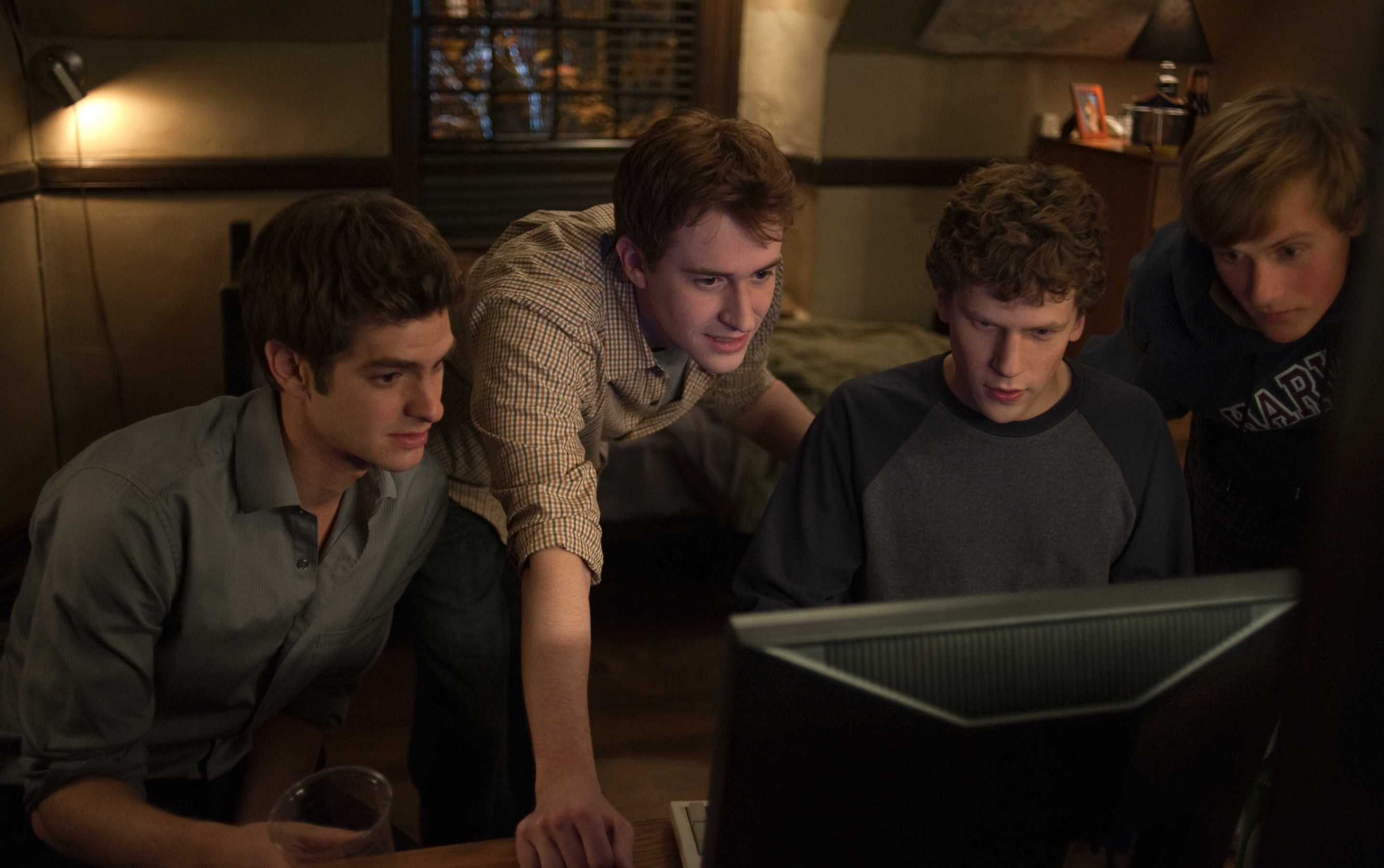 Сети 2010. Джесси Айзенберг the social Network. Джесси Айзенберг 2010. Социальная сеть 2010 Эндрю Гарфилд. Социальная сеть фильм 2010 Эндрю Гарфилд.