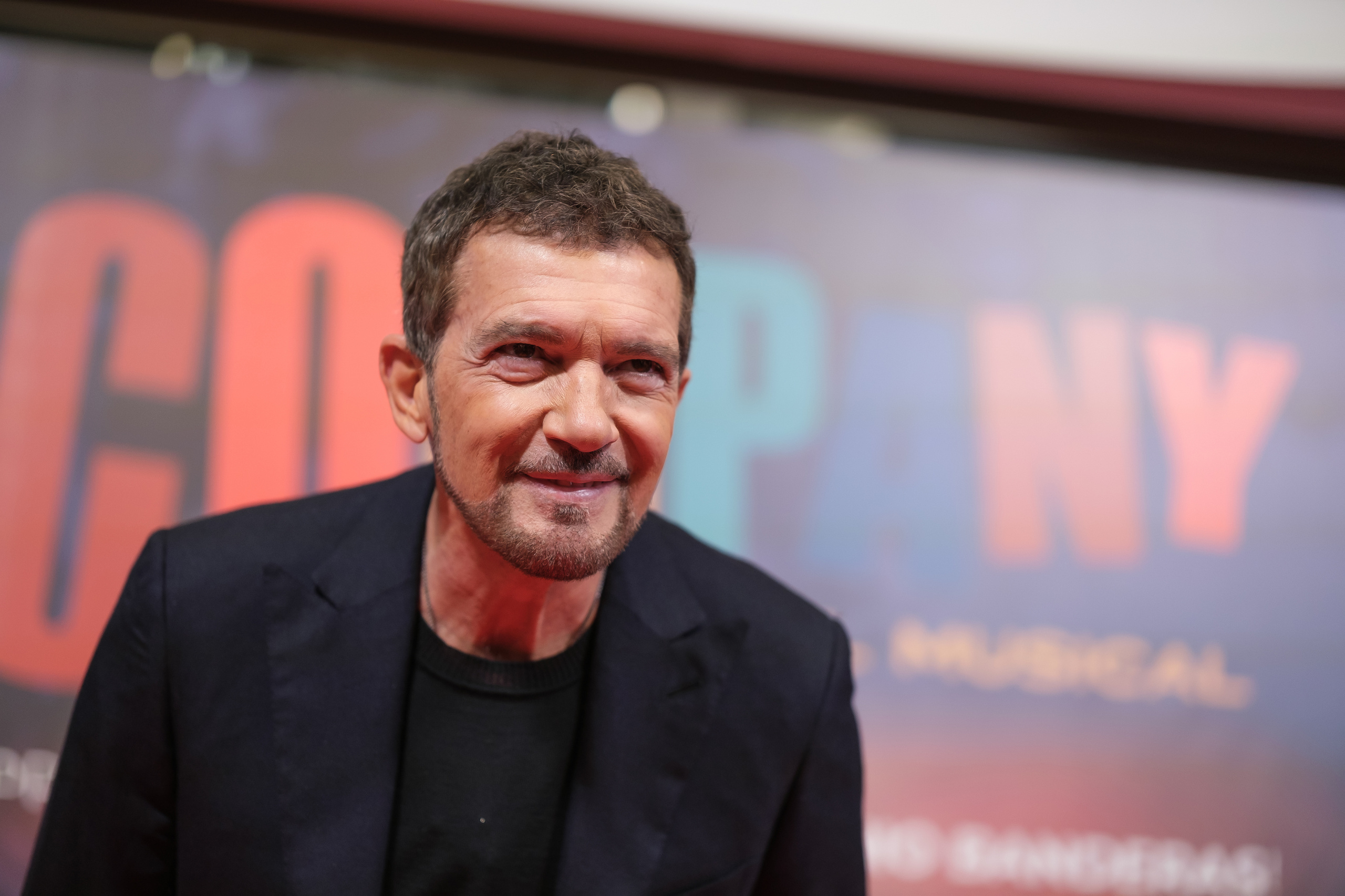 Антонио джонс. Antonio Banderas 2022. Антонио Бандерас кличка. Антонио Бандерас Бэтмен. Антонио Бандерас муща.