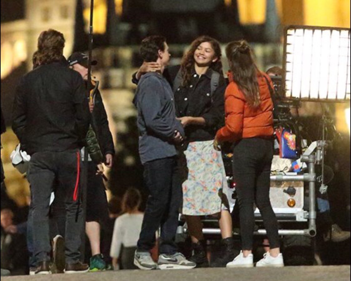 Tom Holland I Zendaya Flirtuyut I Ssoryatsya Na Novyh Foto So Semok Chelovek Pauk Vdali Ot Doma