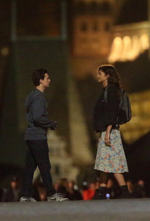 Tom Holland I Zendaya Flirtuyut I Ssoryatsya Na Novyh Foto So Semok Chelovek Pauk Vdali Ot Doma